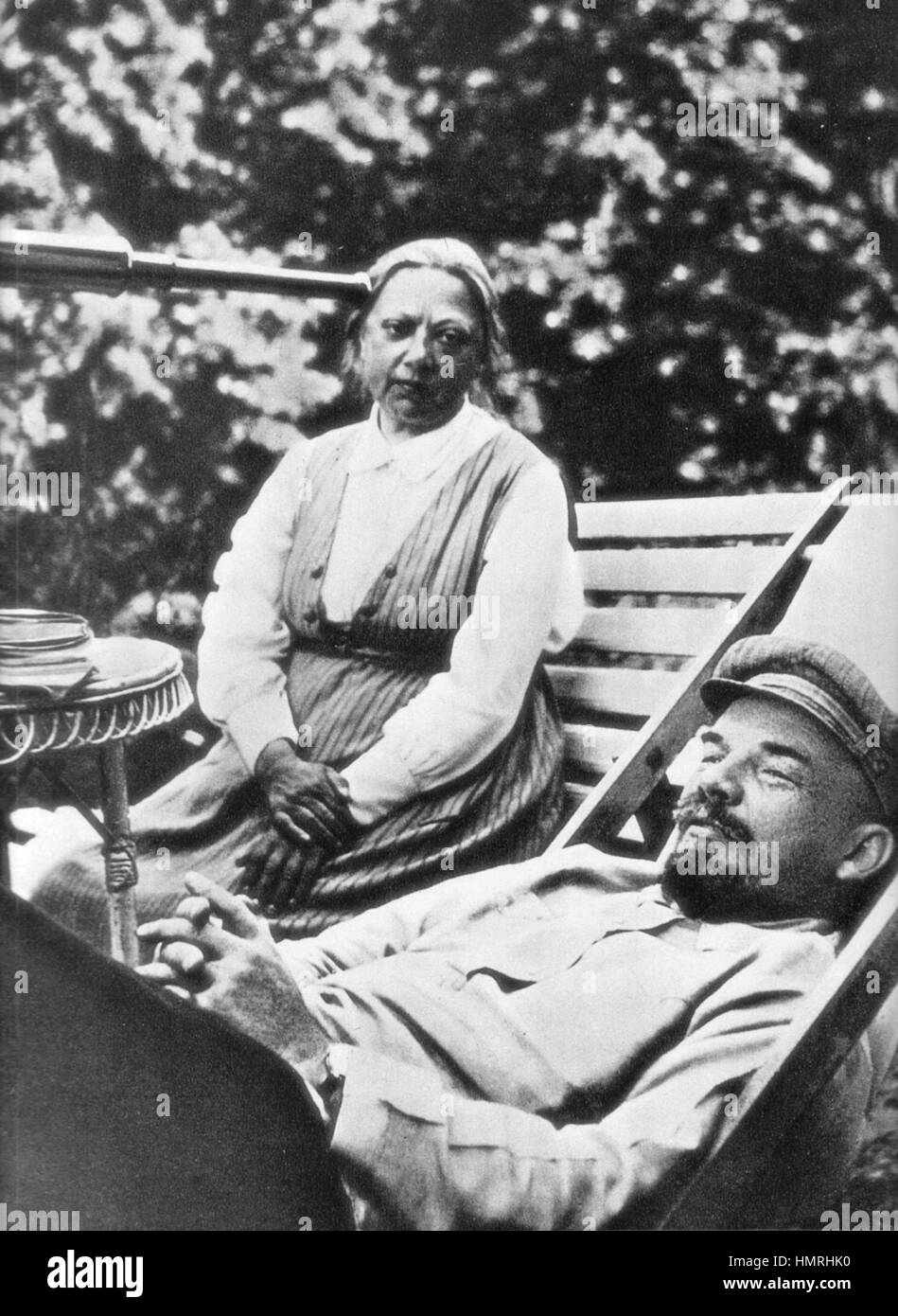 Russischer revolutionär VLADIMIR LENIN (1870-1924) mit seiner Frau Nadezhda Krupskaya 1922 Stockfoto
