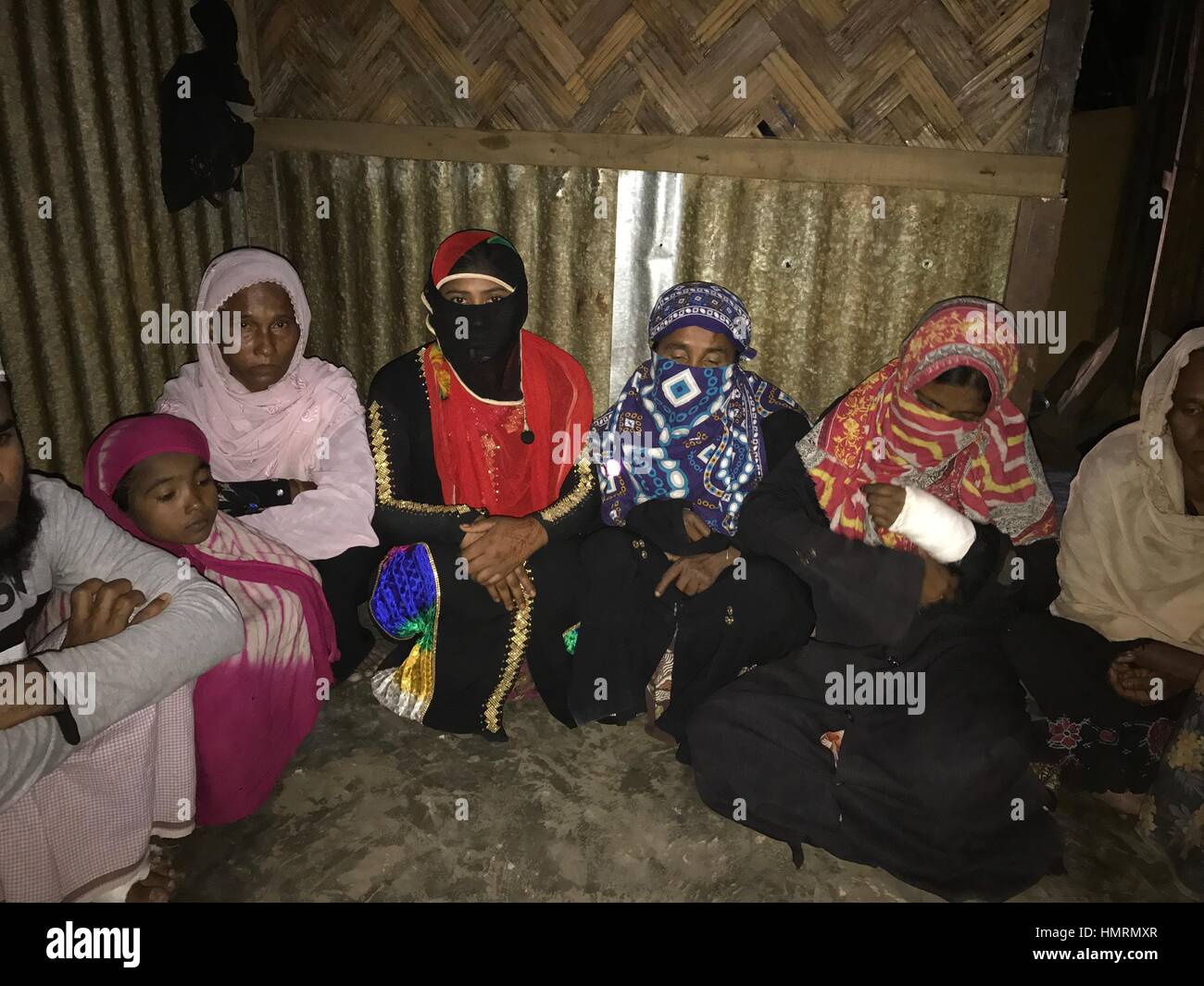 Diese Frauen, geschützt in einem Haus der Kutupalang Rohingya-Camp in Bangladesch, erzählt schreckliche Gräueltaten, die sie in Myanmar, während die so genannten Aufstandsbekämpfung fegt im Rakhine-Staat im Oktober und November konfrontiert. Einer von ihnen war angeblich von Armee vergewaltigt, eine (verbundenen) geschlagen wurde und die anderen erlebt ihre lieben getötet und Häuser in Brand gesteckt. Foto: Nazrul Islam/dpa Stockfoto