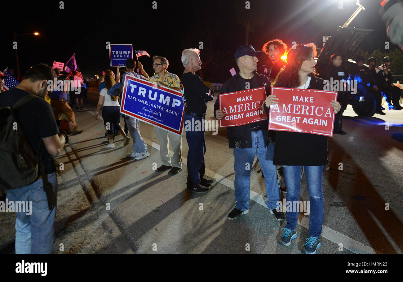 West Palm Beach, FL, USA. 4. Februar 2017. Eine große Gruppe von Anti-Trump Demonstranten organisiert vor Trump Plaza in West Palm Beach zu beginnen, ihren Marsch in Richtung Mar-a-Lago, Präsident Trump Residenz in Palm Beach. Bildnachweis: Sun-Sentinel/ZUMA Draht/Alamy Live-Nachrichten Stockfoto