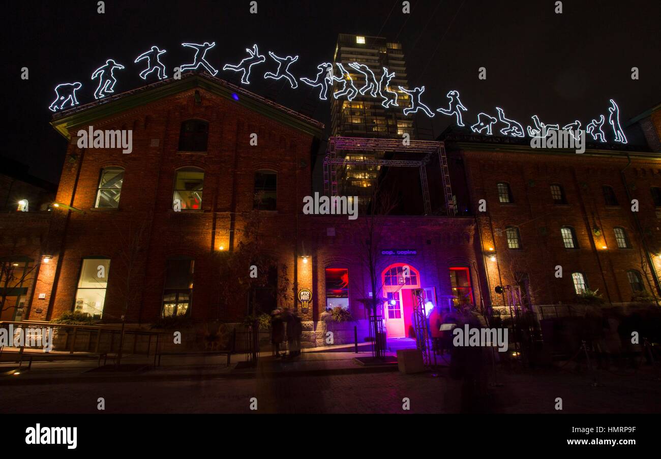 Toronto, Kanada. 4. Februar 2017. Menschen besuchen das Licht Kunstinstallation "Laufen über" während der 2017 Toronto Light Festival in Toronto, Kanada. Bildnachweis: Zou Zheng/Xinhua/Alamy Live-Nachrichten Stockfoto Toronto, Kanada. 4. Februar 2017. Menschen besuchen das Licht Kunstinstallation "Laufen über" während der 2017 Toronto Light Festival in Toronto, Kanada. Bildnachweis: Zou Zheng/Xinhua/Alamy Live-Nachrichten Stockfoto