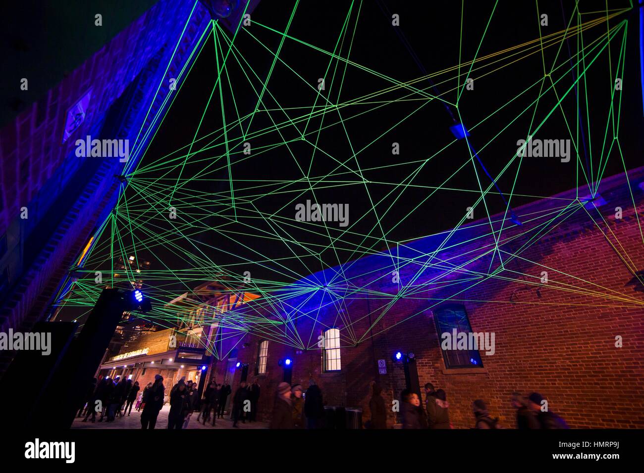 Toronto, Kanada. 4. Februar 2017. Menschen besuchen das Licht Kunstinstallation "Our House" während der 2017 Toronto Light Festival in Toronto, Kanada. Bildnachweis: Zou Zheng/Xinhua/Alamy Live-Nachrichten Stockfoto Toronto, Kanada. 4. Februar 2017. Menschen besuchen das Licht Kunstinstallation "Our House" während der 2017 Toronto Light Festival in Toronto, Kanada. Bildnachweis: Zou Zheng/Xinhua/Alamy Live-Nachrichten Stockfoto