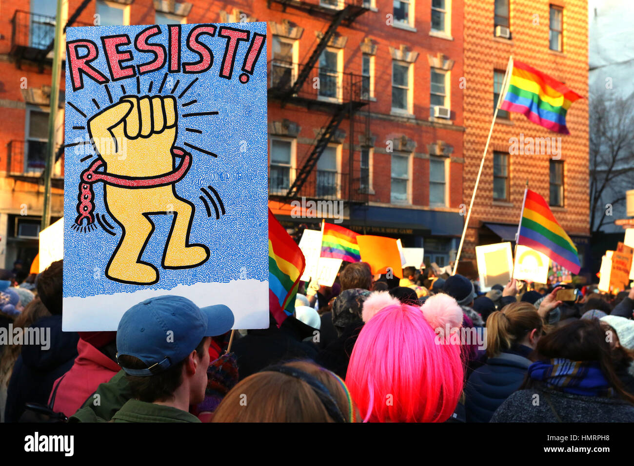 New York, USA. 4.. Februar 2017. Eine Person hält einen von Keith Haring inspirierten „Widerstand!“ unterschreiben sie bei der Solidaritätskundgebung der LGBTQ vor dem Stonewall Inn gegen die von Präsident Trump ausgegebenen Befehle, Menschen aus sieben Ländern mit muslimischer Mehrheit die Einreise in die USA zu verbieten, am 4. Februar 2017. Stockfoto