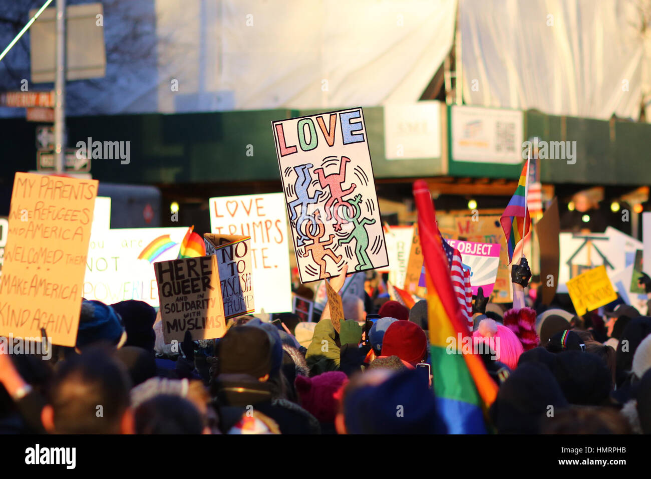 New York, USA. 4.. Februar 2017. Demonstranten bei der Solidaritätskundgebung der LGBTQ vor dem Stonewall Inn gegen die von Präsident Trump erlassenen Befehle, Menschen aus sieben Ländern mit muslimischer Mehrheit die Einreise in die USA zu verbieten.die Menschen wollen die Unterstützung für diejenigen zeigen, die von der jüngsten Politik Donald Trumps am stärksten betroffen sind. 4. Februar 2017 Stockfoto