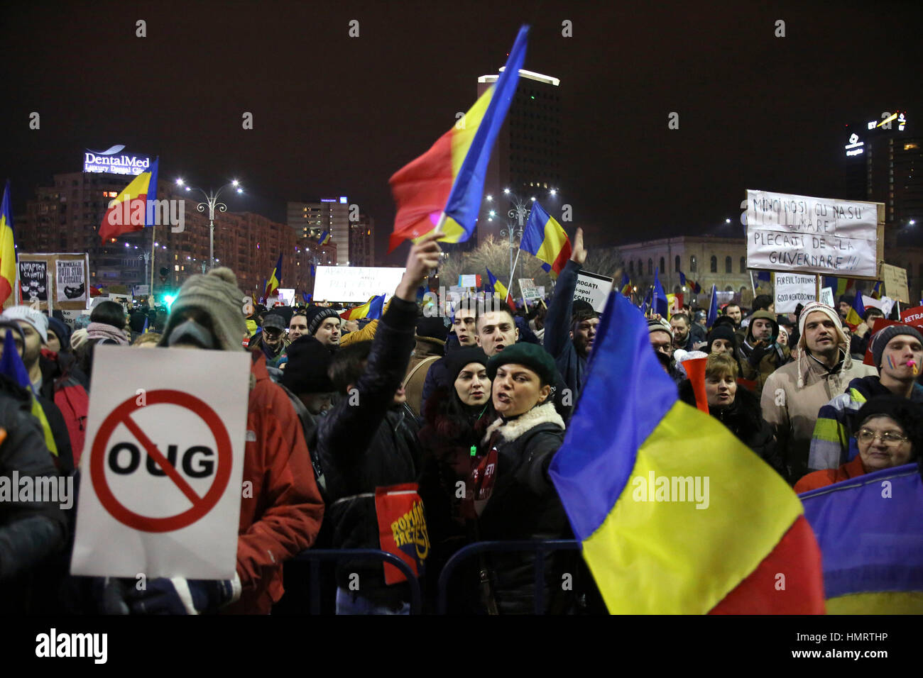 Bukarest, Rumänien. 4. Februar 2017.  Mehr als hunderttausend Menschen protestieren gegen die neuen großzügigeren Gesetze für Korruption vor rumänischen Regierung. Bildnachweis: Gabriel Petrescu/Alamy Live-Nachrichten Stockfoto