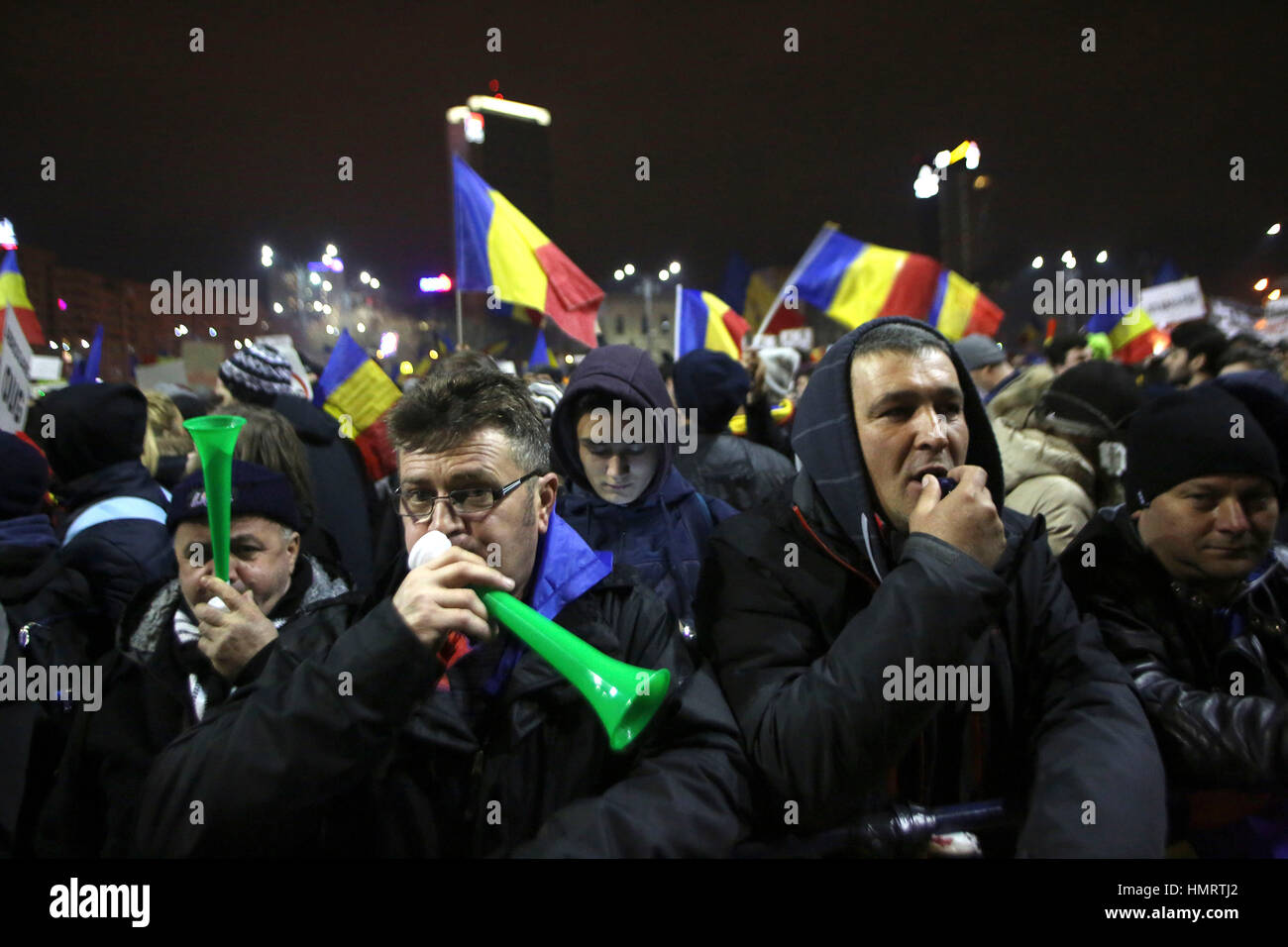 Bukarest, Rumänien. 4 Feb, 2017. Über hundert tausend Menschen protestieren vor der rumänischen Regierung gegen die neuen freizügigeren Gesetzen für Korruption. Credit: Gabriel petrescu/alamy leben Nachrichten Stockfoto