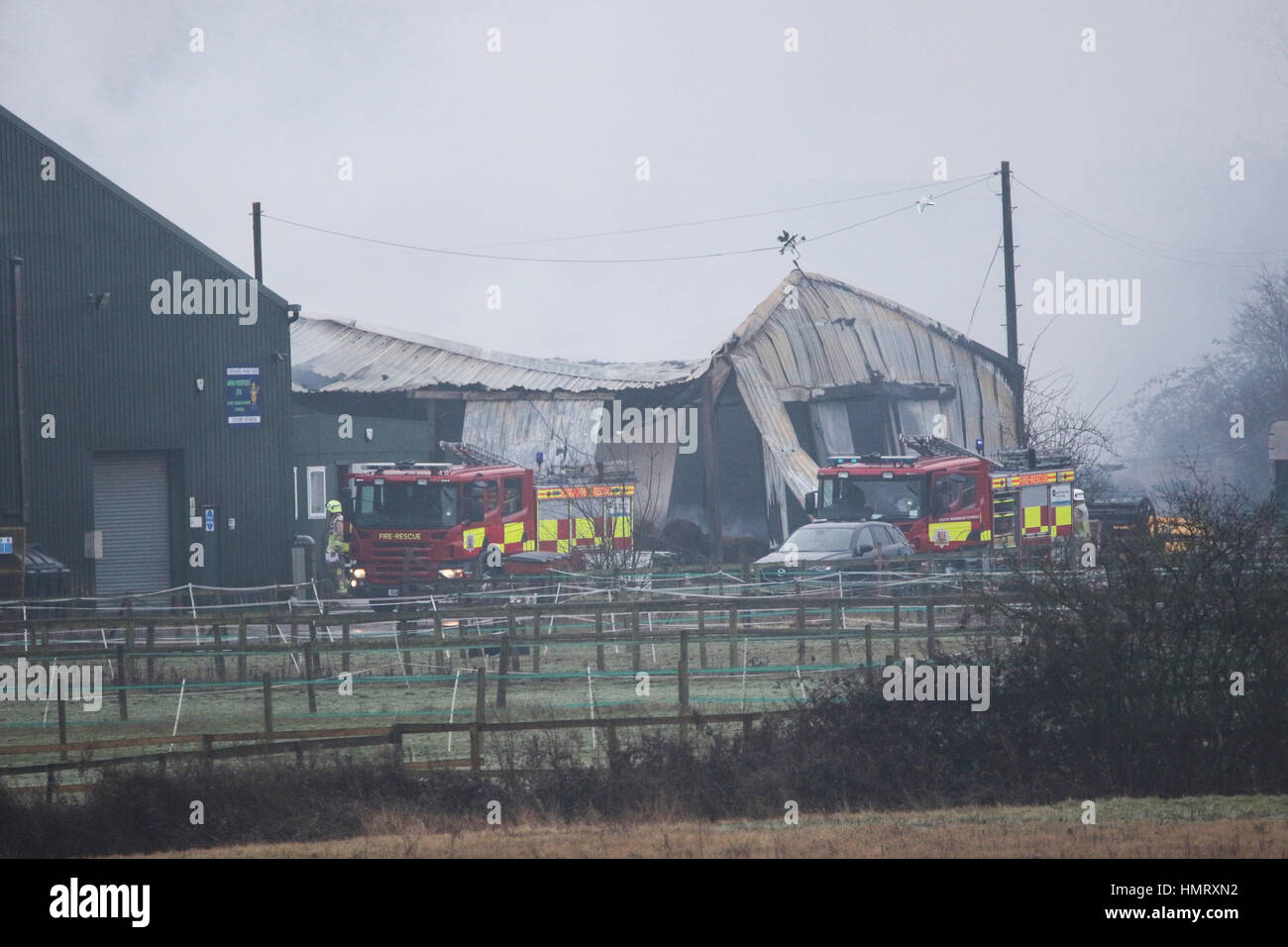 Cressing, Essex UK. 5. Februar 2017. Feuerwehr weiterarbeiten am Unfallort eine Scheune Feuer, das um 01:00 gestartet. Bildnachweis: David Johnson/Alamy Live-Nachrichten Stockfoto