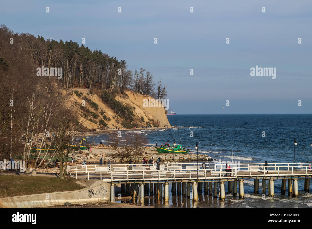 Gdynia, Polen 5. Februar 2017 Menschen sehr kalt aber sonnig Wetter genießen in Gdynia, Wandern und Sonnenbaden am Orlowo Pier in der Nähe der Orlowski Klippe an der Ostsee-Küste Stockfoto