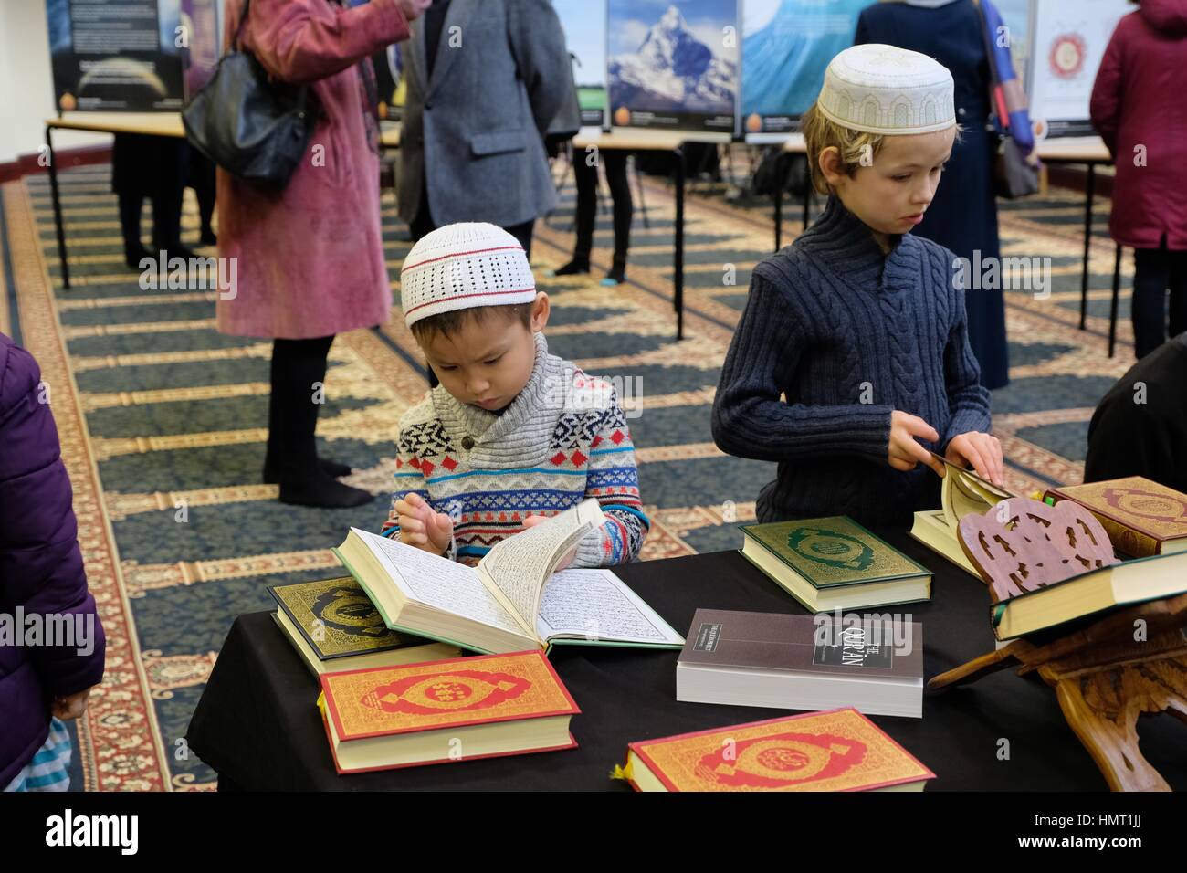 Medina Moschee, Southampton, Hampshire, UK. 5. Februar 2017. Die Medina Moschee in Southampton empfängt die Besucher im Rahmen des landesweiten besuchen meine Moschee wo über 150 britische Moscheen Kolleginnen und Briten eröffnet. "Meine Moschee Besuchstag ist unsere Chance, Fellow Briten unsere vielfältige Gemeinschaft begrüßen zu dürfen", sagte Harun Khan, Generalsekretär des Muslim Council of Britain. "In den vergangenen Jahren zogen wir durch wie die große britische Öffentlichkeit an dem Tag teilgenommen hat." Bildnachweis: Tom Corban/Alamy Live-Nachrichten Stockfoto