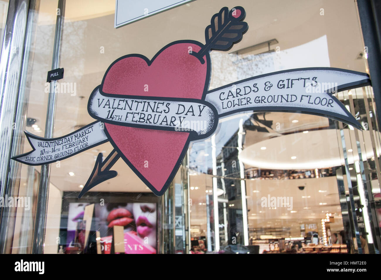 London UK. 5. Februar 2017. Geschäfte in der Oxford Street-Anzeige Valentine Themen auf ihren Fenstern in Vorbereitung für Valentinstag am 14. Februar gilt den romantischsten Tag des Kalenders Credit als: Amer Ghazzal/Alamy Live-Nachrichten Stockfoto