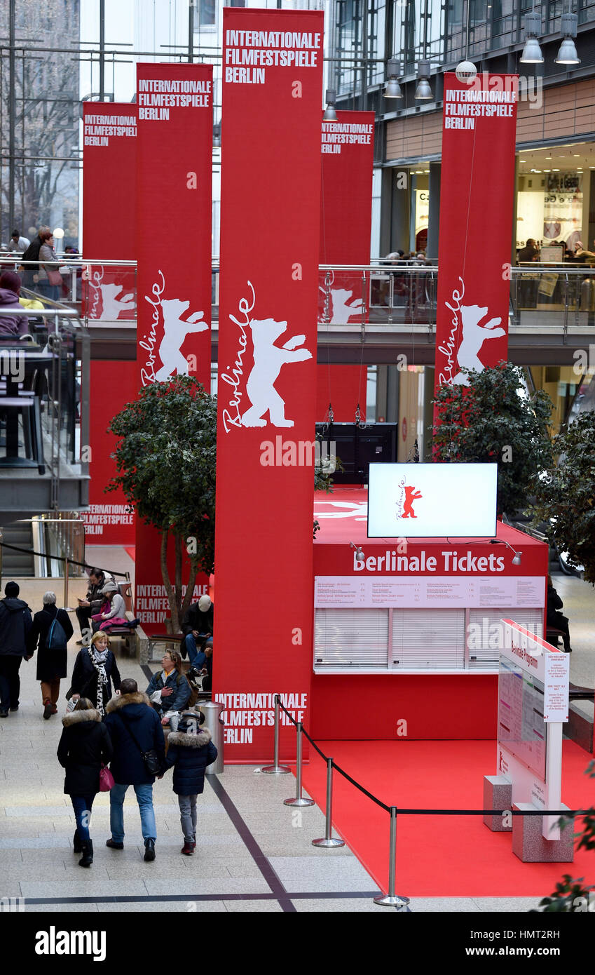 Berlin, Deutschland. 5. Februar 2017. Roter Teppich am Potsdamer Platz Arkaden in Berlin, Deutschland, 5. Februar 2017. Die Ticket-Counter für die Berlinale eröffnet am Montag, 6. Februar 2017. Das Festival öffnet sich auf der 09.02.17 und läuft bis zu den 19.02.17 Foto: Rainer Jensen/Dpa/Alamy Live News Stockfoto