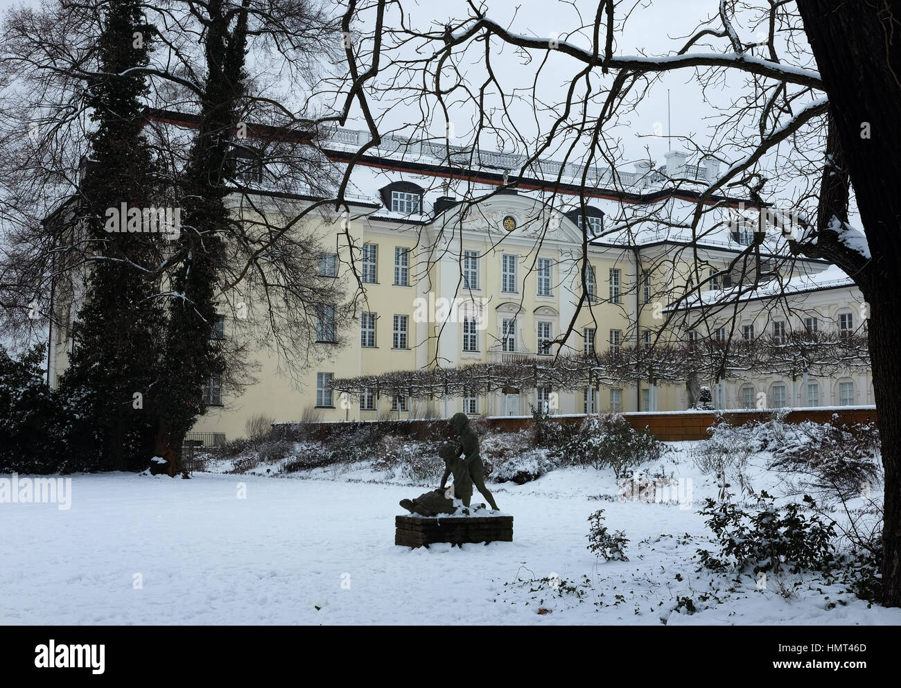 Berlin, Deutschland. 2. Februar 2017. Das Exterieur des Köpenick Palace an einem grauen Wintertag im Herzen von Köpenick in Berlin, Deutschland, 2. Februar 2017. Das Gebäude beherbergt der Staat Arts and Crafts Museum. Foto: Jens Kalaene/Dpa-Zentralbild/ZB/Dpa/Alamy Live News Stockfoto