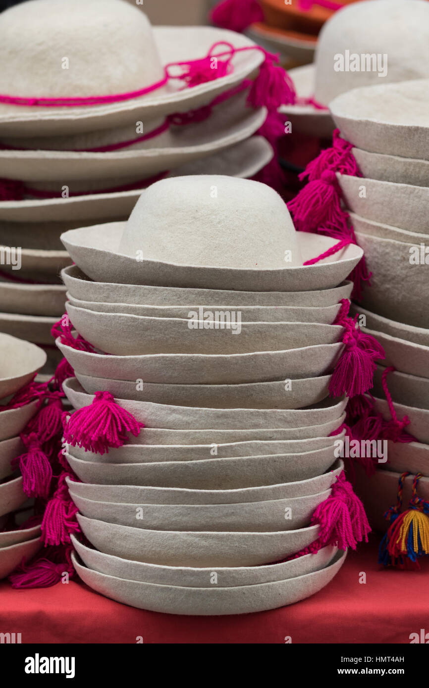Trachtenhüte in Otavalo Markt Ecuador Stockfoto