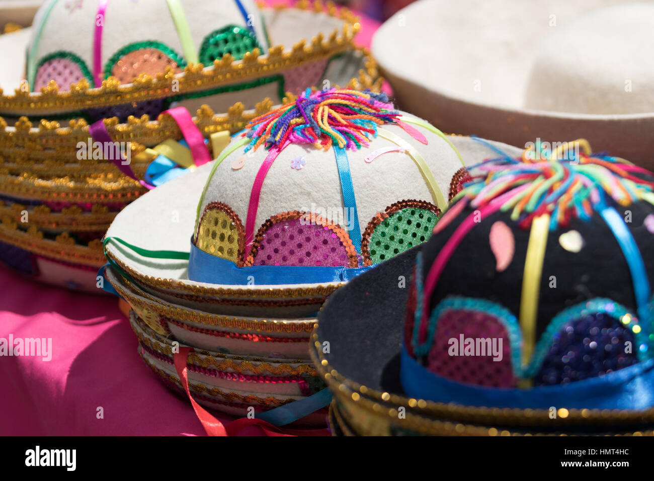 Nahaufnahme von Trachtenhüte in Otavalo Markt Ecuador Stockfoto