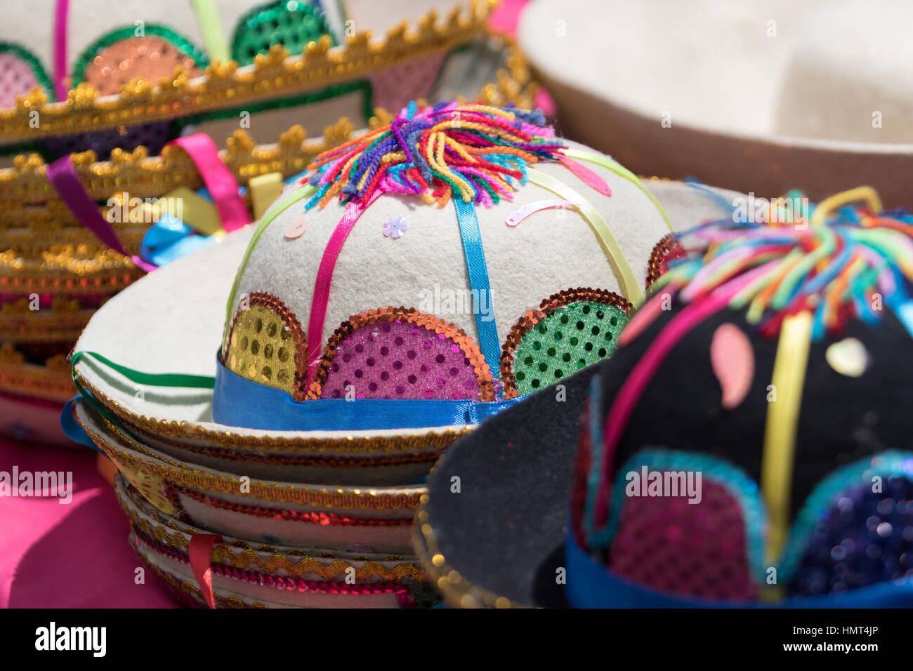 Handwerker-Hüte für den Verkauf auf dem Markt von Otavalo Stockfoto