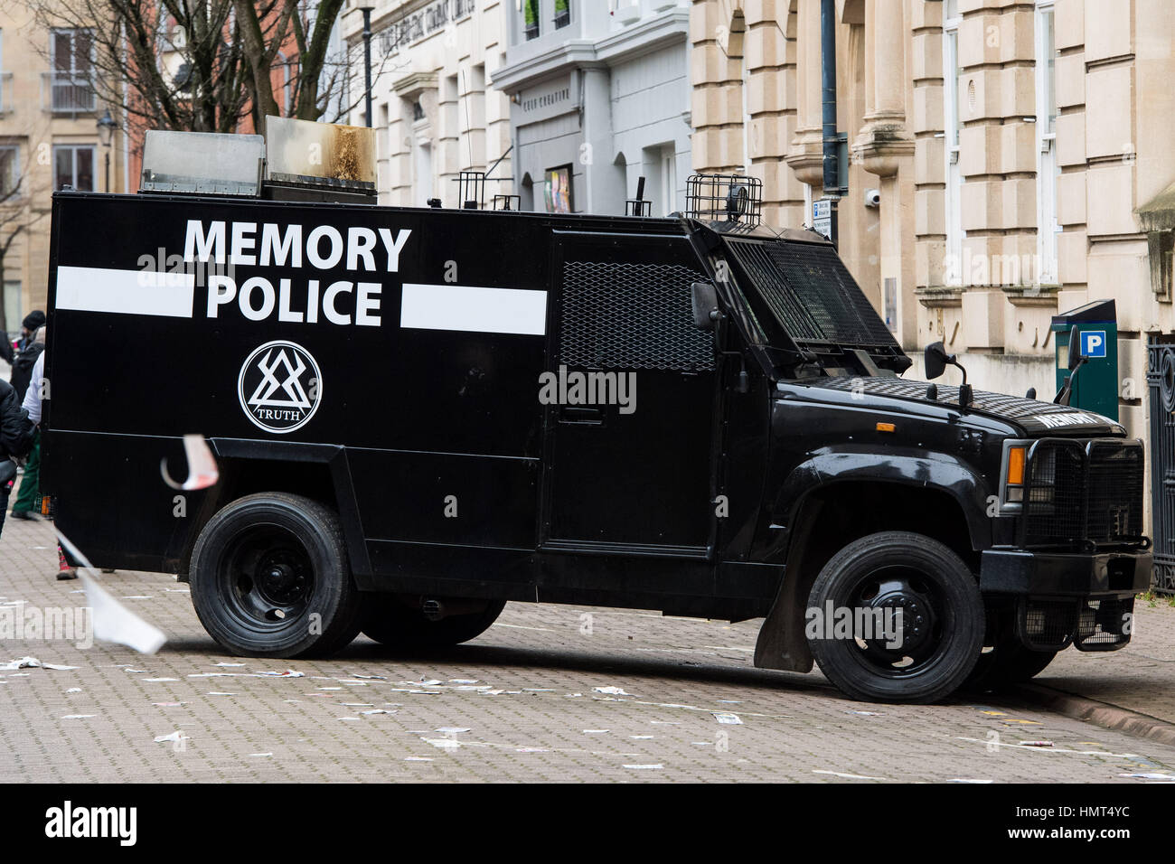 Ein Speicher-Polizei prop van auf Doctor Who Dreharbeiten auf Mount Stuart Square in Cardiff Bay, Großbritannien Stockfoto