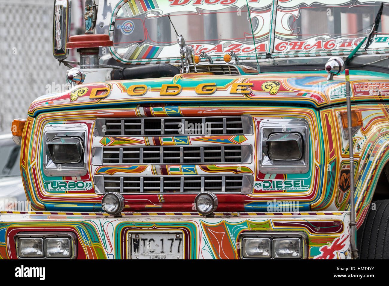 6. September 2016 Silvia, Kolumbien: Busse lackiert Knallfarben öffentliche Verkehrsmittel Stockfoto