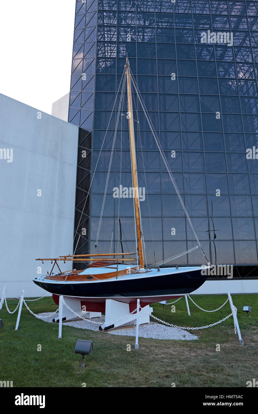 Das Segelboot Victura außerhalb der John F. Kennedy Memorial Library & Museum, Columbia Point, Boston, Massachusetts, USA. Stockfoto