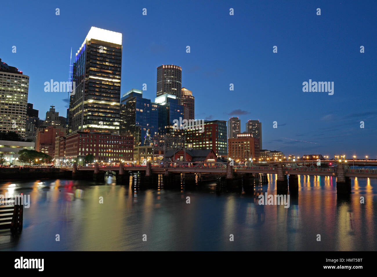Abends Blick auf Boston Harbor und dem Finanzviertel der Innenstadt von Boston, Massachusetts, USA. Stockfoto