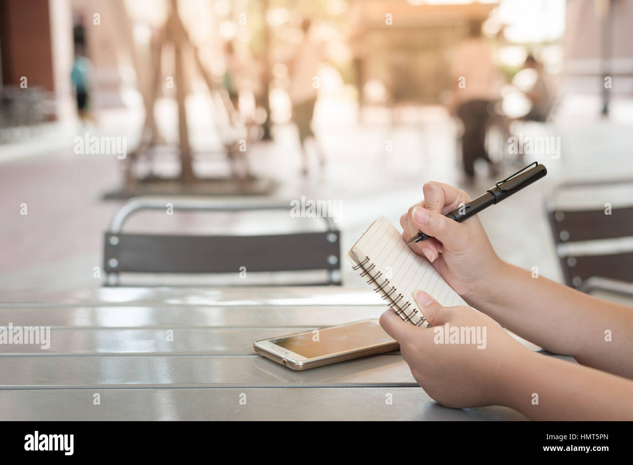 Urbaner Lifestyle Szene von Frau Handschrift auf Notebook im Coffee Shop. Freier Mitarbeiter Lebensstil Stockfoto