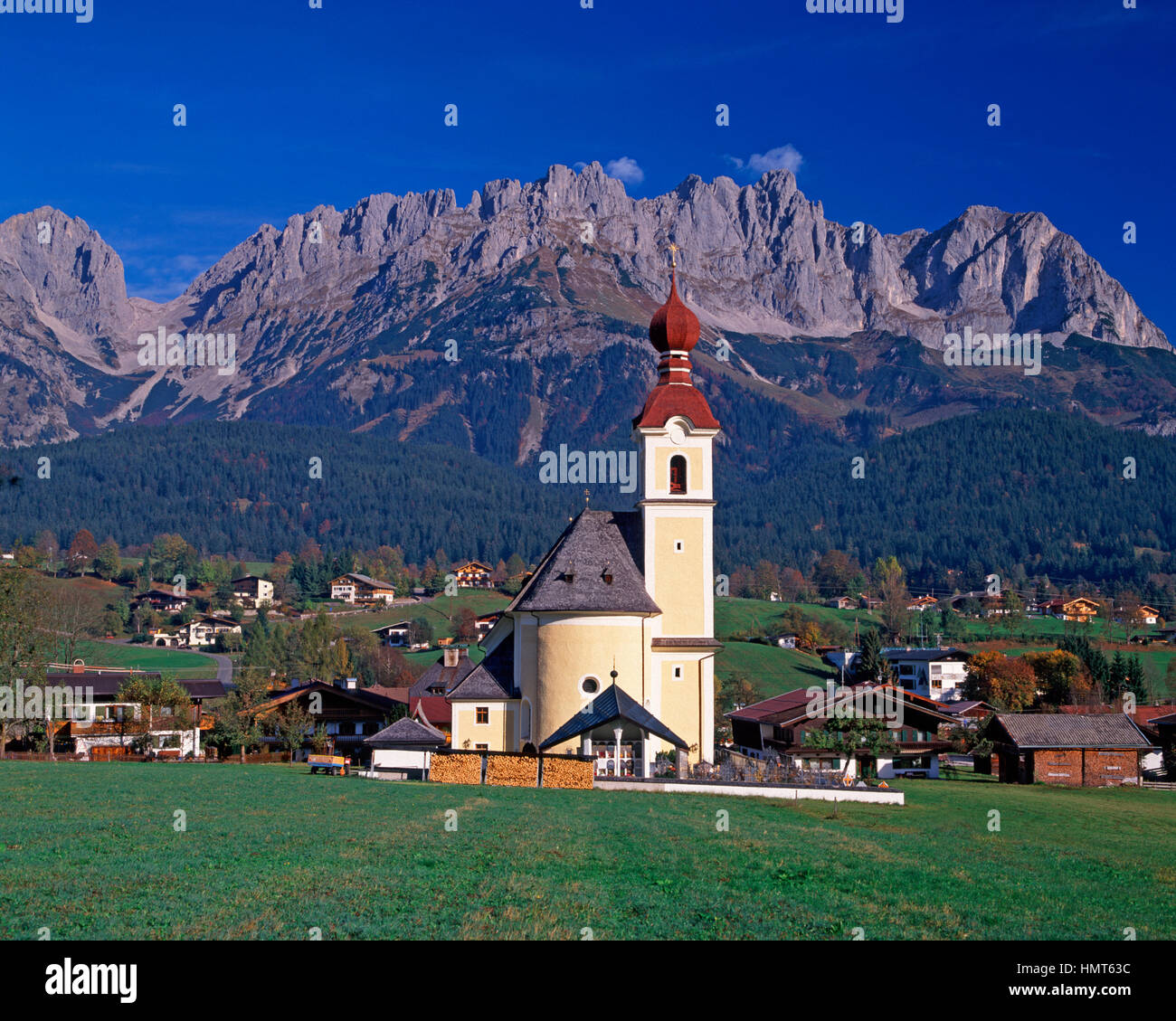 Gehen Dorf und Wilder Kaiser Gebirge, Tirol, Österreich, österreichische, Landschaft, gewölbte Zwiebel Kirche, Alpen, Alpin, Stockfoto