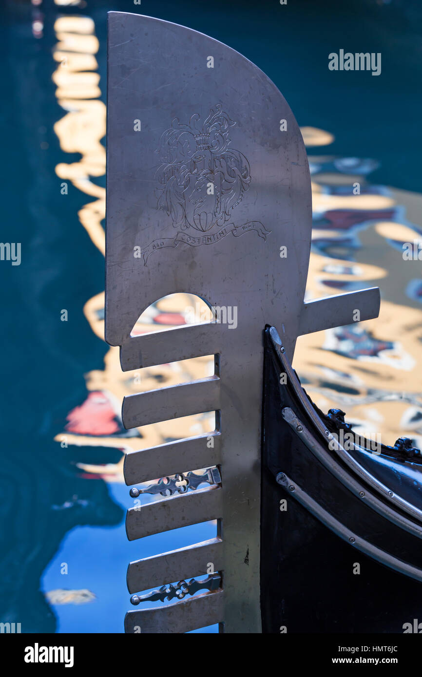 Gondel-Detail mit Gravur auf Ferro mit dem Bau von Spiegelungen im Wasser an Venedig, Italien im Januar Stockfoto