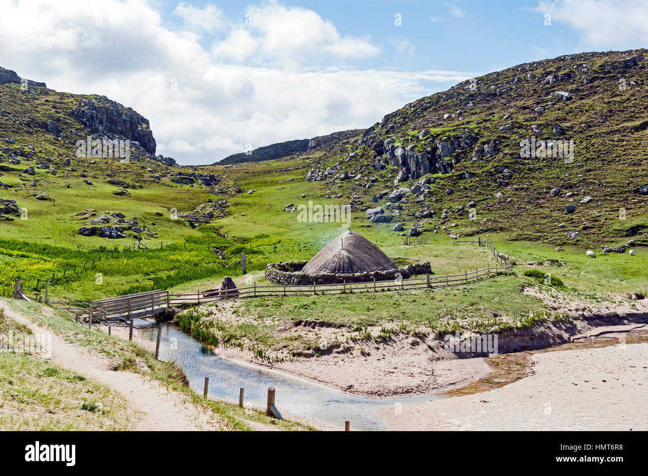 Rekonstruierte Eisenzeit Haus am Bostadh Beach an der Westküste der Insel Lewis Western Isles Scotland UK Stockfoto