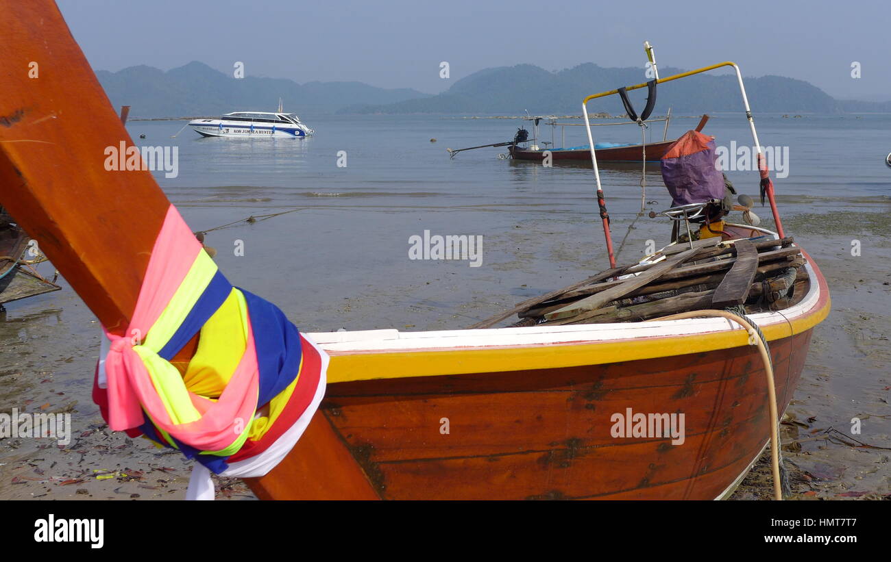 Vertäut Longtail-Boot, Koh Jum, Thailand Stockfoto