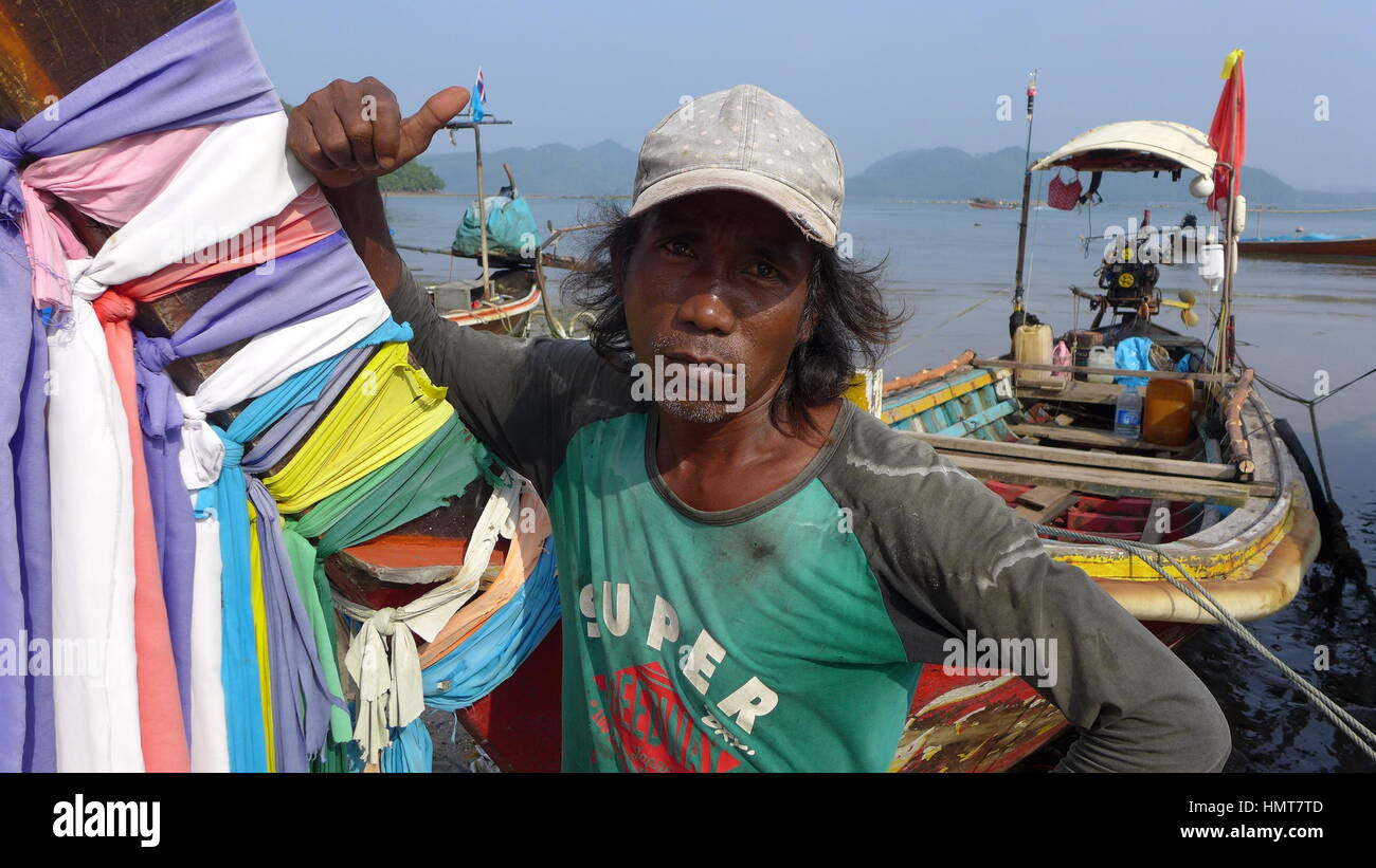 Fischer steht mit seinem Longtail-Boot, Koh Jum, Thailand Stockfoto