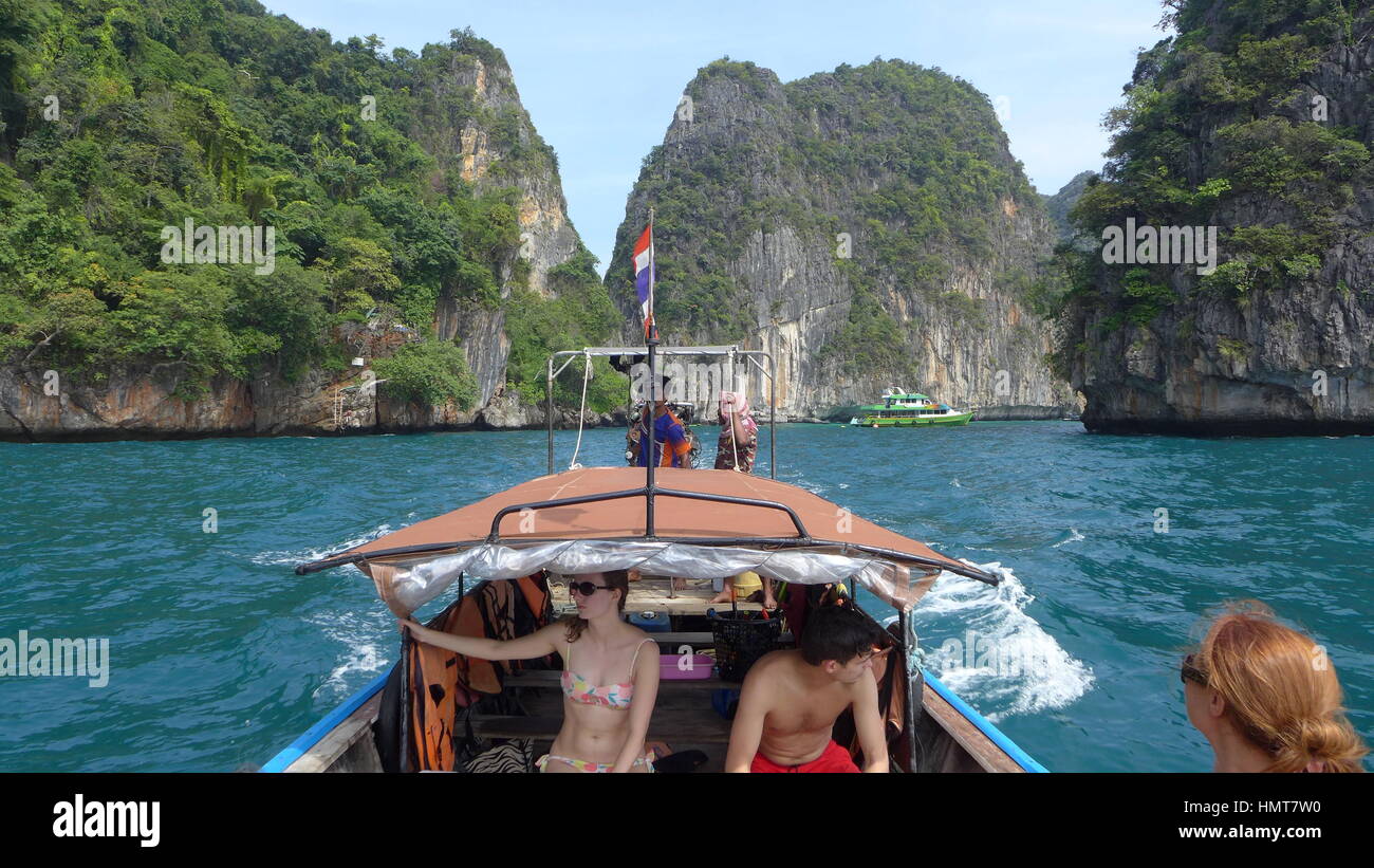 Menschen auf einem Longtail-Boot tour rund um Koh Phi Phi Ley, Thailand Stockfoto