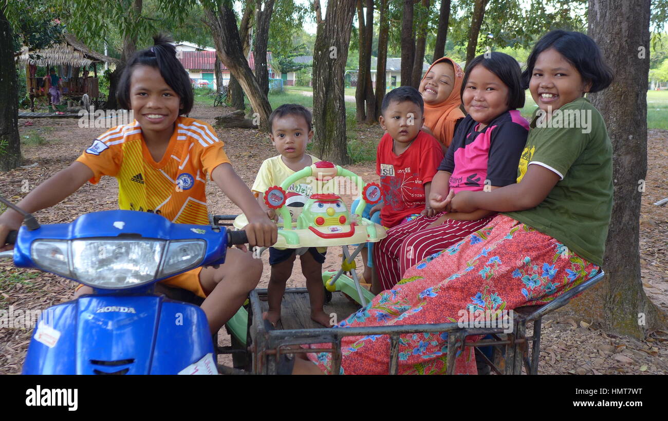 Kinder reiten Moped, Koh Jum, Thailand Stockfoto
