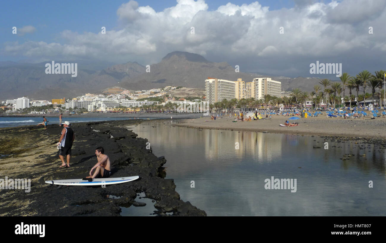 Surfer, die entspannend, Playa de Las Americas, Teneriffa, Kanarische Inseln, Spanien Stockfoto