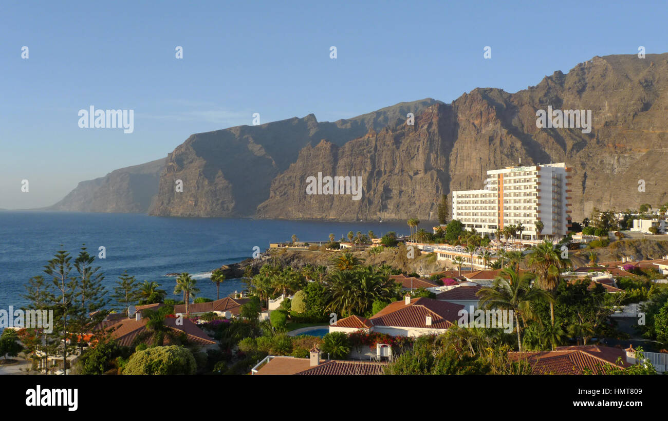 Resort Stadt und Klippen von Los Gigantes, Teneriffa, Kanarische Inseln, Spanien Stockfoto