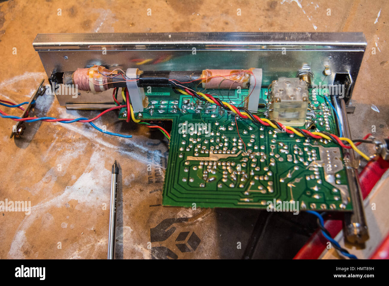 Wiederverwendung und reparieren. Reparatur eines 50 Jahre alten Roberts Batterie Radios Stockfoto