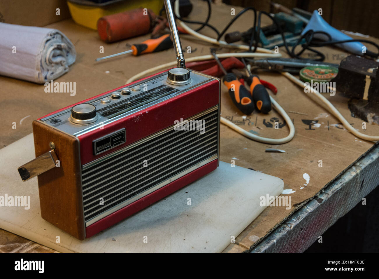 Wiederverwendung und reparieren. Reparatur eines 50 Jahre alten Roberts Batterie Radios Stockfoto