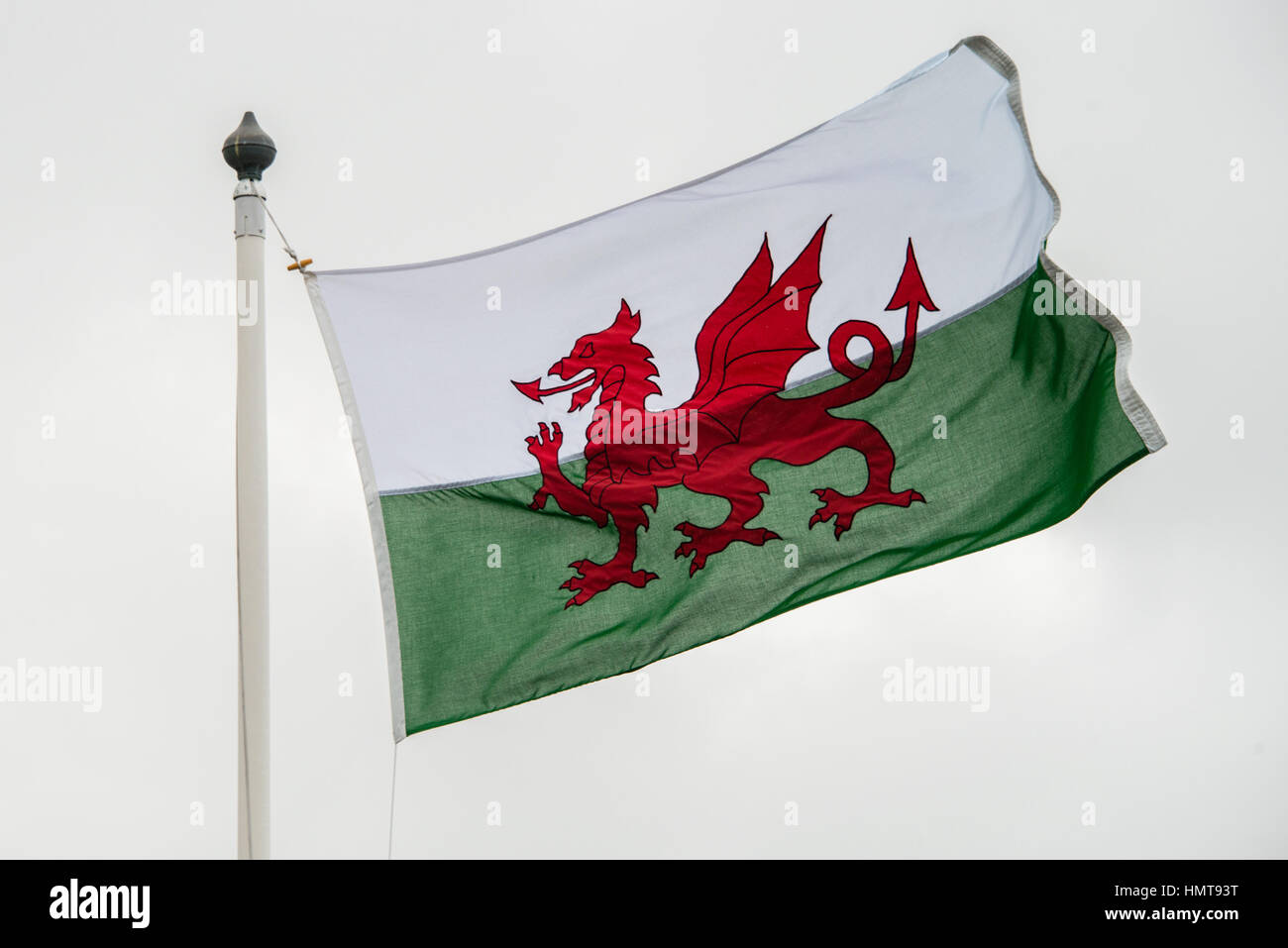 Die walisische Flagge gegen ein bewölkter Himmel Stockfoto