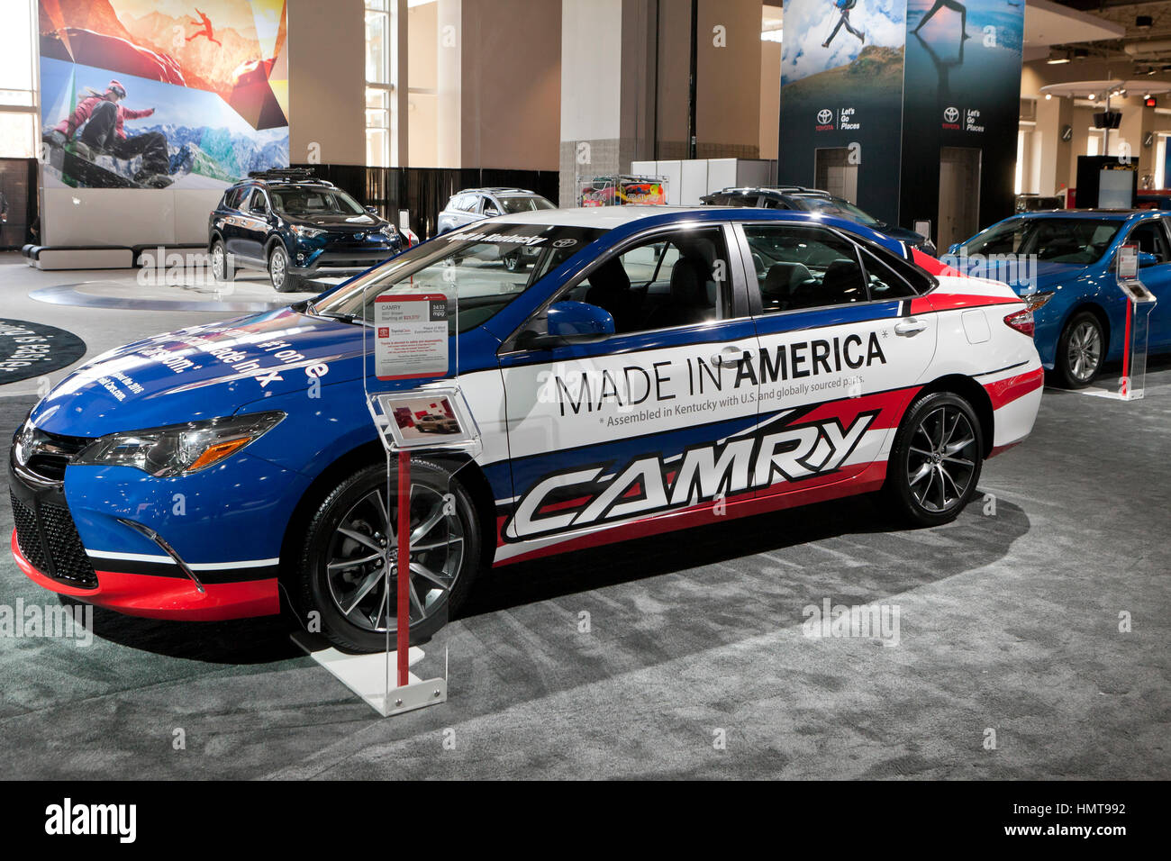 2017 Toyota Camry Modell mit "Made in America" Aufkleber auf dem Display an der 2017 Washington Auto Show - Washington, DC USA Stockfoto