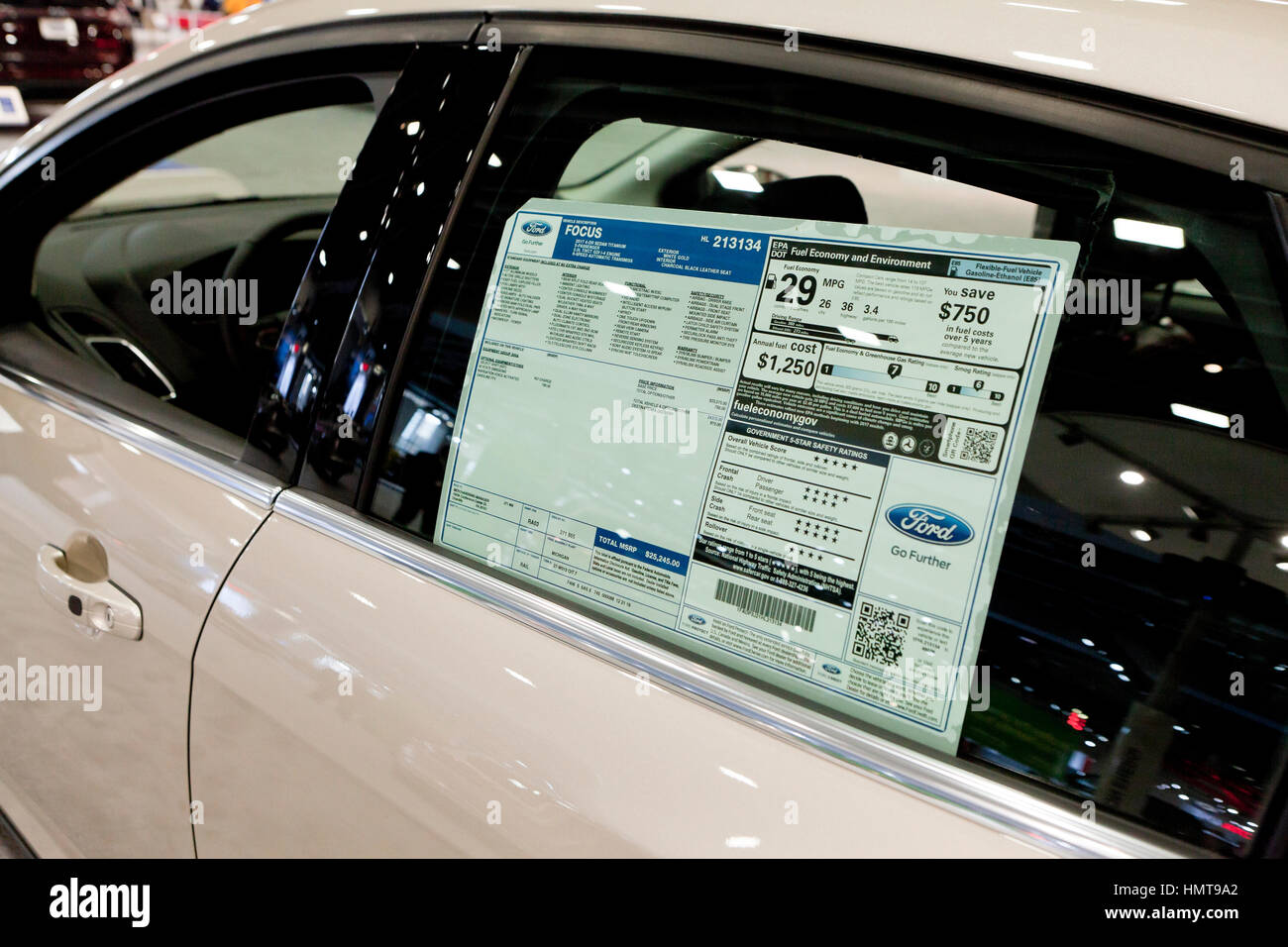 Monroney Aufkleber (Fensteraufkleber) auf 2017 Ford Focus Limousine - USA Stockfoto