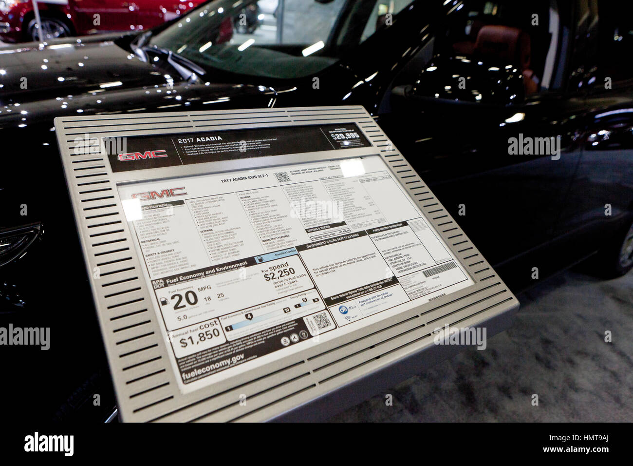 Monroney Sticke (Fensteraufkleber) auf 2017 GMC Acadia SUV - USA Stockfoto