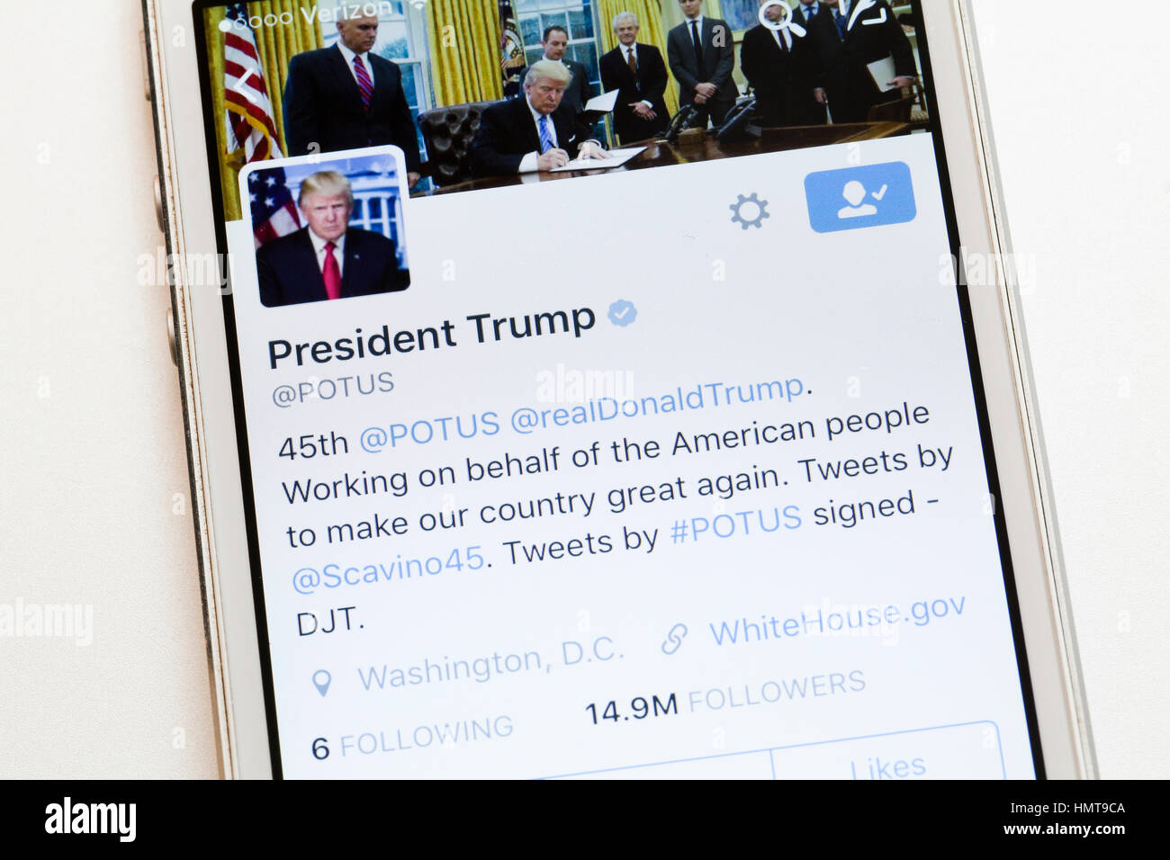 Donald Trump POTUS Twitter Account auf Mobiltelefon - USA Stockfoto