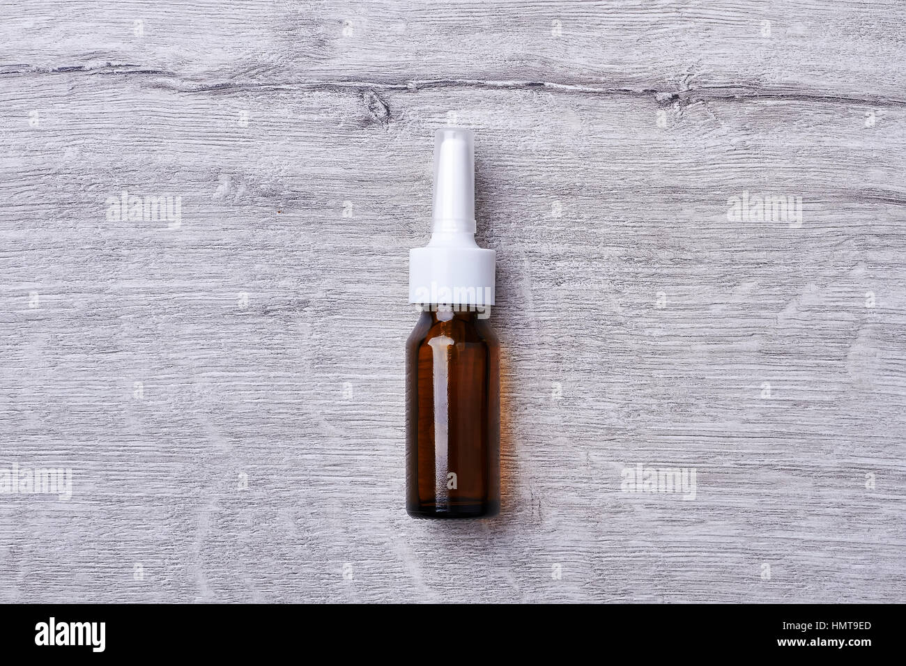 Nasenspray auf hölzernen Hintergrund. Stockfoto