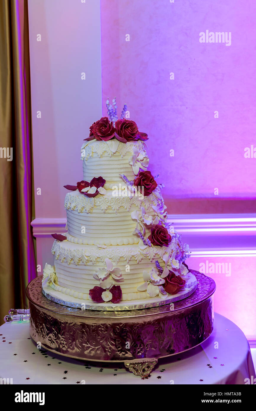 Bild von einer schönen Hochzeitstorte bei Hochzeitsfeier Stockfoto