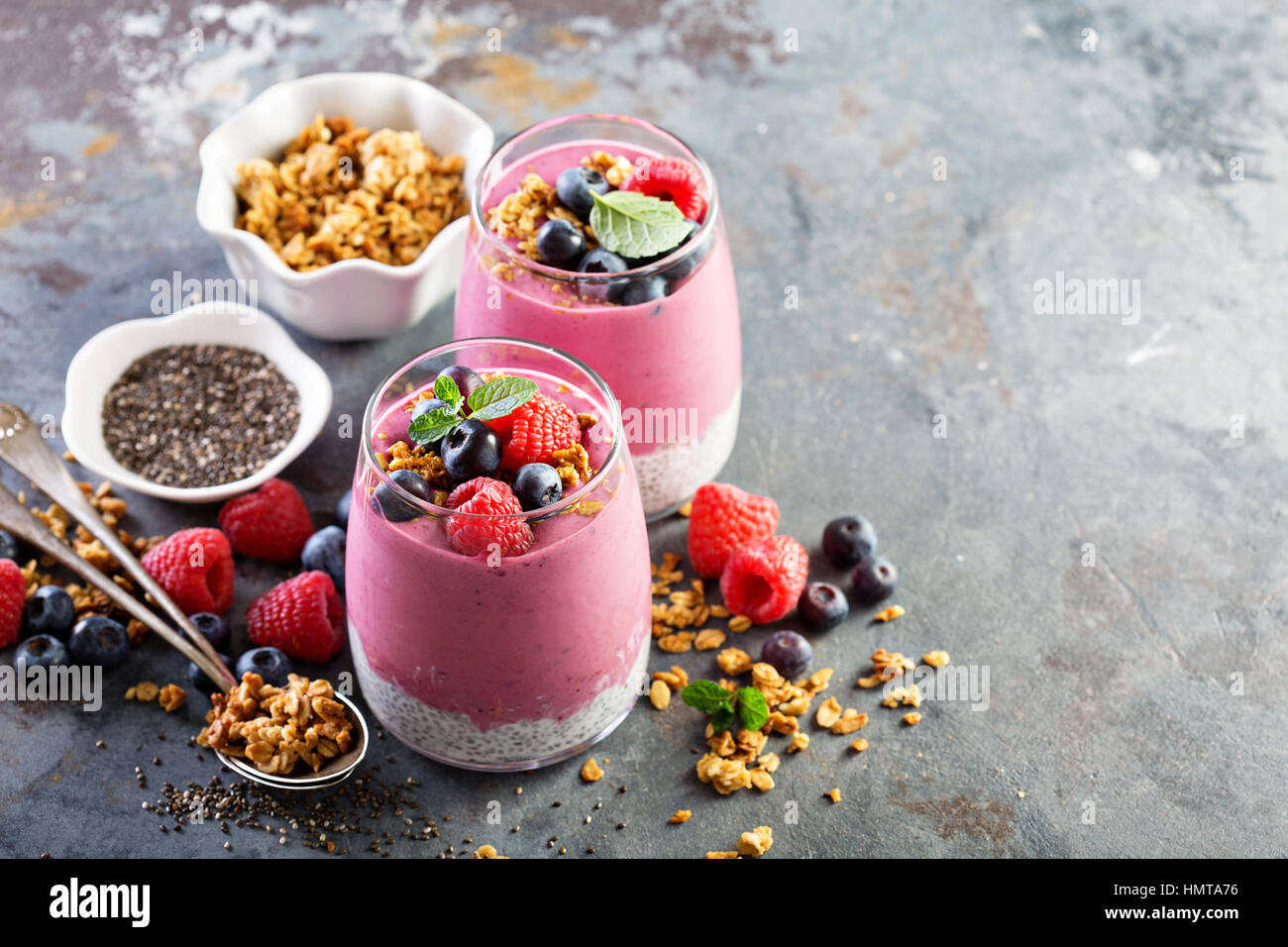 Chia Pudding Parfait mit Beeren-Smoothie und Müsli Stockfoto