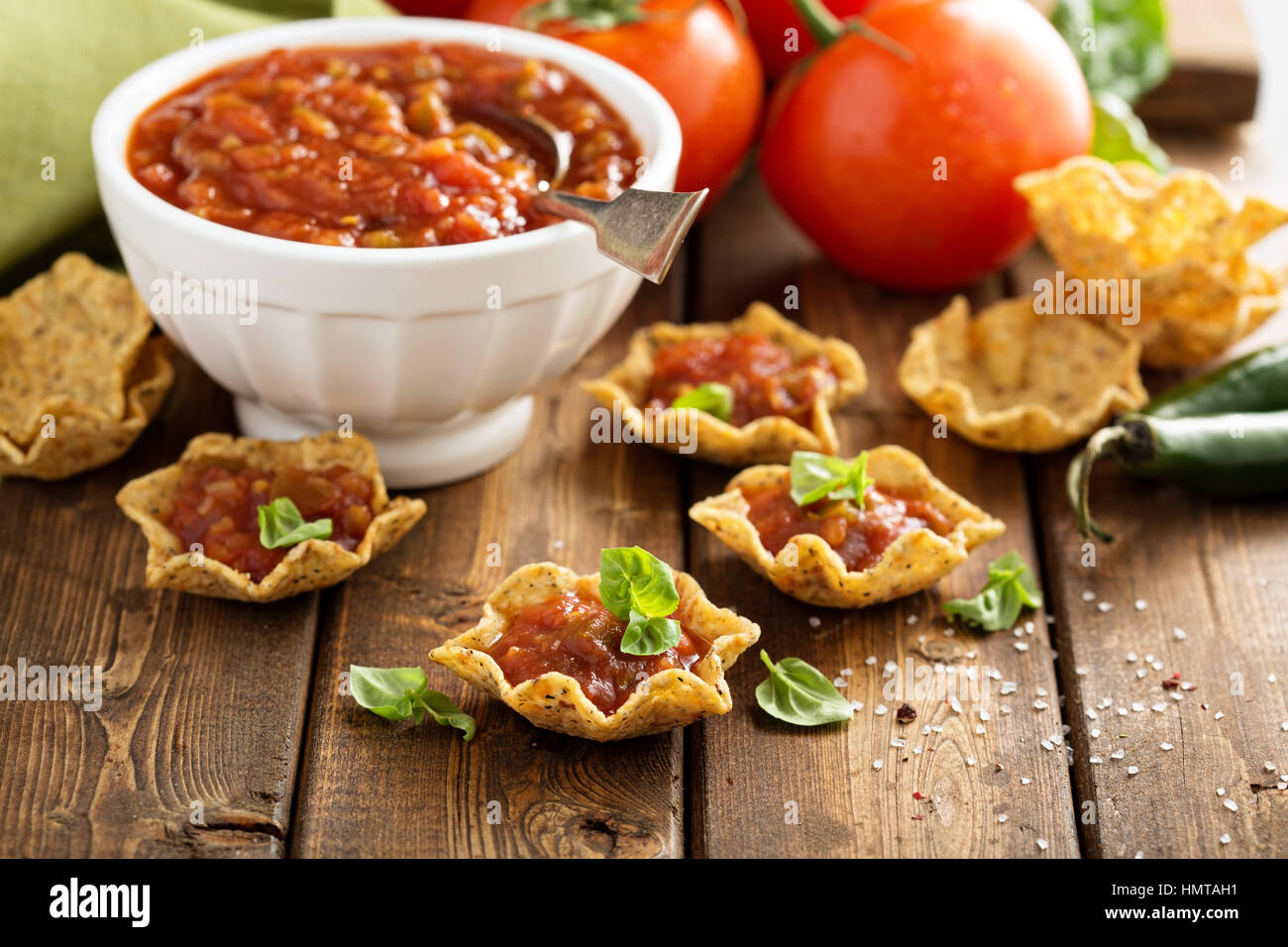 Kleine mexikanische Vorspeisen gemacht mit Tortilla Schalen und Tomaten-salsa Stockfoto