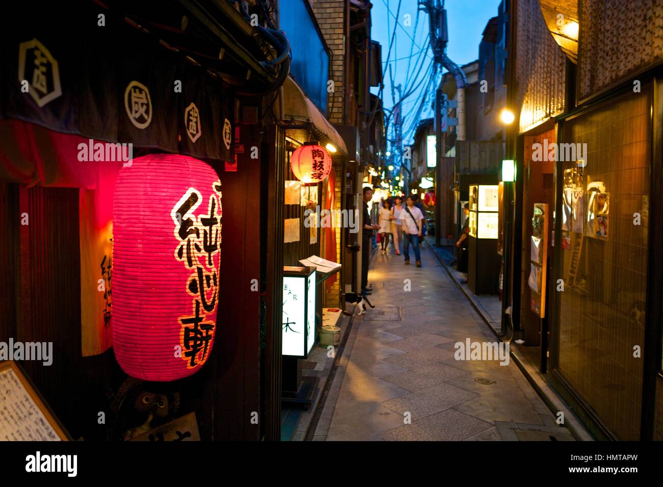 Teehäuser und Restaurants sind alle über die berühmten lebhaft Gasse, einem Ausgeh-Zentrum befindet sich in der traditionellen Stadtteil Gion in Kyoto. Stockfoto