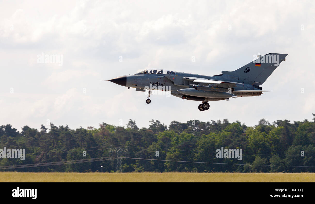 BERLIN / Deutschland - 3. Juni 2016: deutschen Panavia Tornado am Flughafen Schönefeld landet, Berlin / Deutschland am 3. Juni 2016. Stockfoto