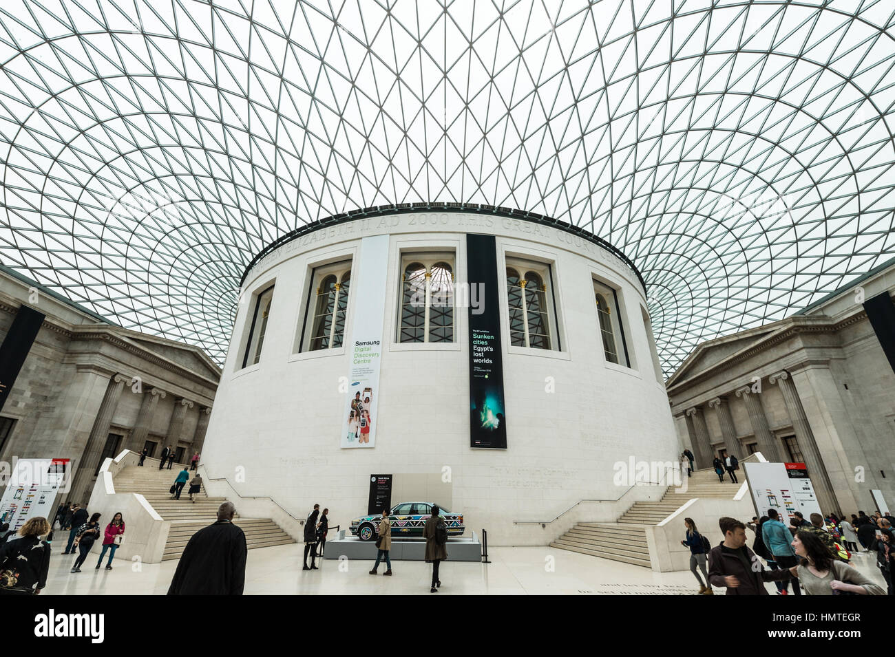 London, Großbritannien - 19. Oktober 2016: Touristen das britische Museum besuchen die 1753 in London, England gegründet wurde. Große Hof bei t Stockfoto