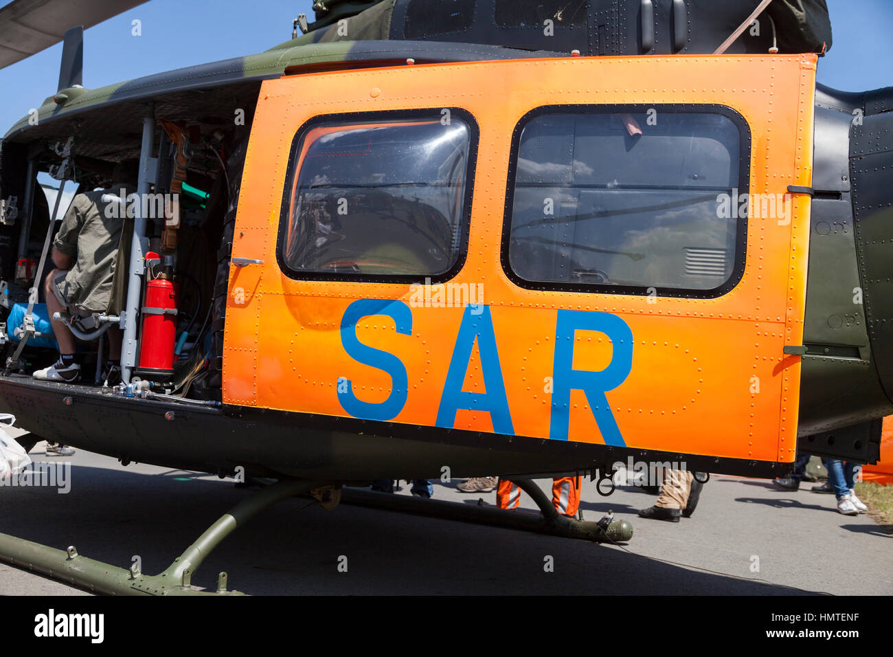 BERLIN / Deutschland - 3. Juni 2016: SAR (Search and Rescue) Tür aus einem Hubschrauber der Bundeswehr. SAR ist die Suche und Hilfe für Menschen wh Stockfoto