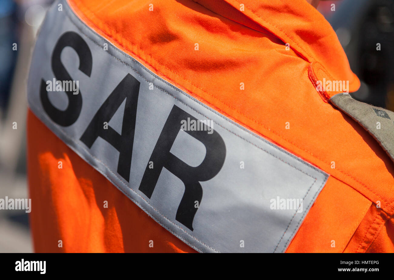 Berlin/Deutschland - vom 3. Juni 2016: SAR (Suche und Rettung) Logo auf ein Pilot aus ein Rettungshubschrauber. sar ist die Suche nach Hilfe für PE- und Stockfoto