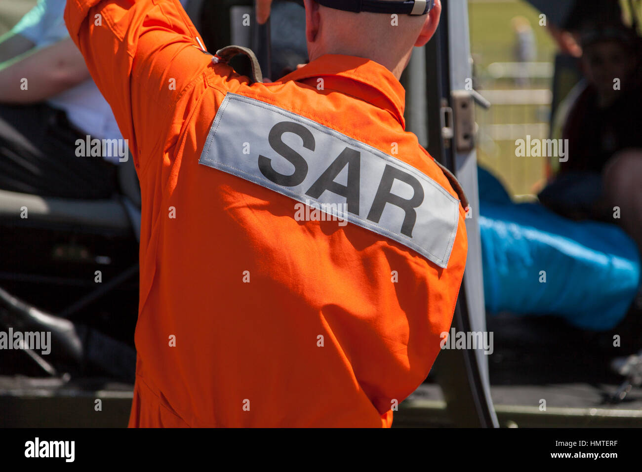 BERLIN / Deutschland - 3. Juni 2016: SAR (Search and Rescue) Logo auf ein Pilot von einem Rettungshubschrauber. SAR ist die Suche und Hilfe für pe Stockfoto