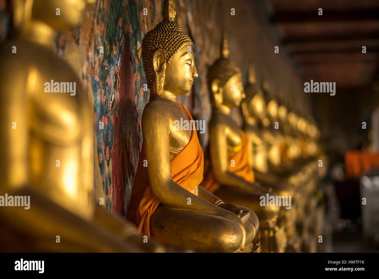 Reihe Mit goldenen Buddha-Statuen, Wat Arun, Bangkok, Thailand, Asien |   Reihe von goldenen Buddha-Statuen, Wat Arun, Bangkok, Thailand, Asien Stockfoto